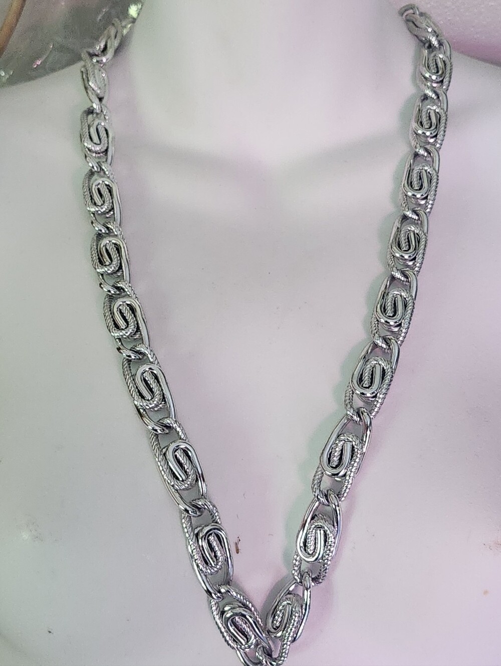 Chunky Silver Tone Swirl PatternTwisted Link Necklace - 30 Inches